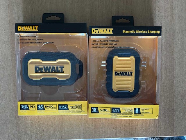 Dewalt powerbank (2x) - afbeelding 1 van  2