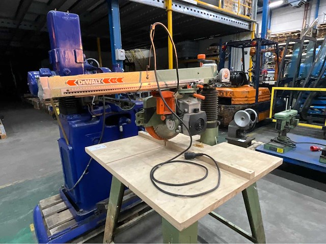 Dewalt radiaalafkortzaagmachine - afbeelding 4 van  10
