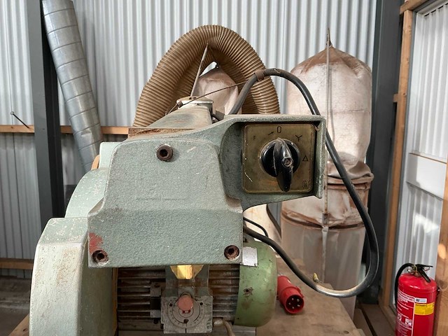 Dewalt radiaalafkortzaagmachine - afbeelding 10 van  10