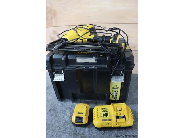Dewalt xr accu afwerkspijkermachine dcn650 dcn650p2, 18v, type 1 incl. acculader, accu & opbergkoffer - afbeelding 1 van  13