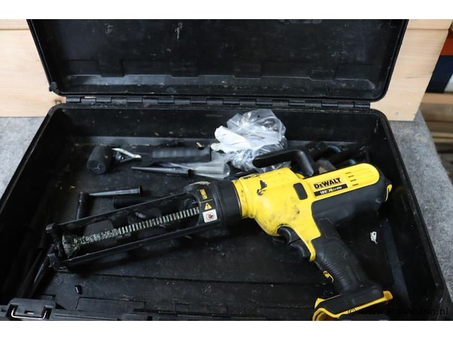 Dewalt xr accu kitspuit dce560, 18v, type 1 incl. opbergkoffer - afbeelding 1 van  8