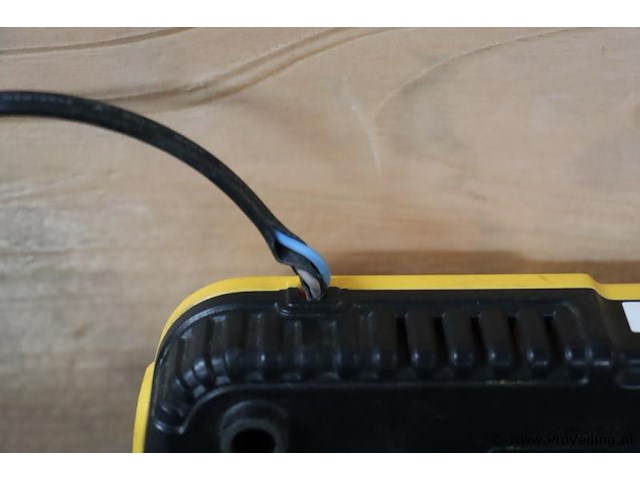 Dewalt xr snellader dcb118 type 1 - afbeelding 4 van  5
