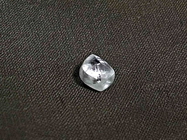 Diamant - 0.68 carat natuurlijke ruwe diamant - afbeelding 1 van  3