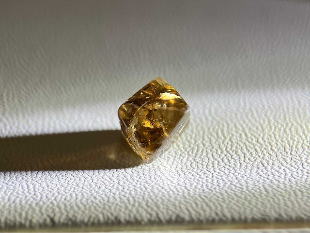 Diamant - 4.40 carat carat echte ruwe diamant - oktaeder vorm - afbeelding 1 van  3