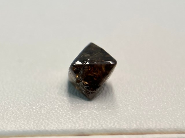 Diamant - 4.40 carat natuurlijke ruwe diamant - oktaeder vorm - afbeelding 2 van  4