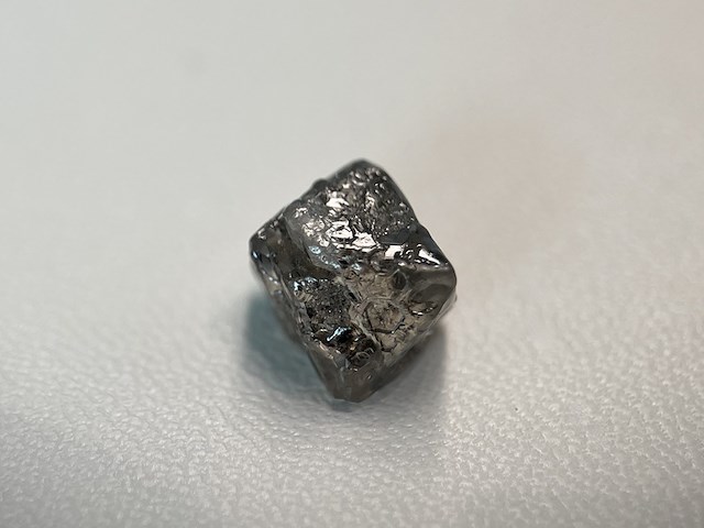 Diamant - 4.56 carat carat echte ruwe diamant - oktaeder vorm - afbeelding 1 van  5
