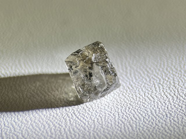 Diamant - 4.56 carat carat echte ruwe diamant - oktaeder vorm - afbeelding 3 van  5