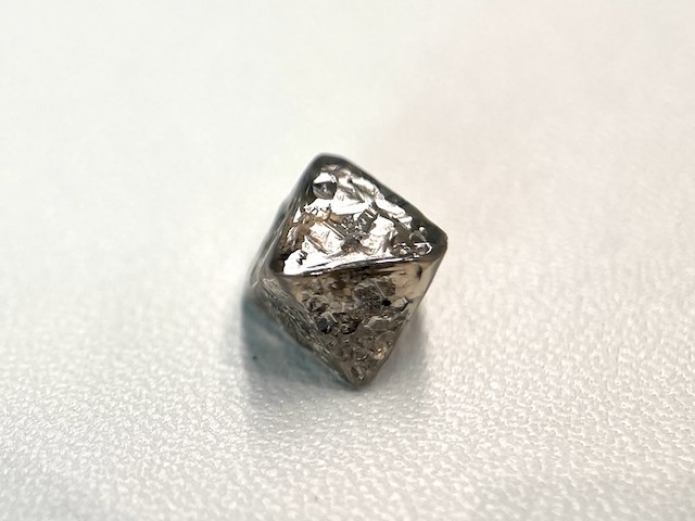 Diamant - 4.97 carat natuurlijke ruwe diamant - oktaeder vorm - afbeelding 2 van  3