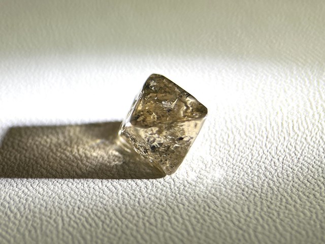Diamant - 4.97 carat natuurlijke ruwe diamant - oktaeder vorm - afbeelding 1 van  5