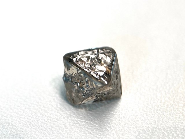Diamant - 4.97 carat natuurlijke ruwe diamant - oktaeder vorm - afbeelding 3 van  5