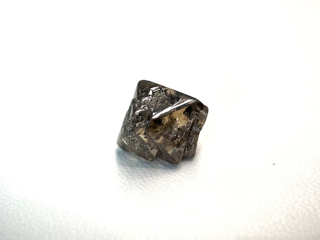 Diamant - 5.47 carat carat natuurlijke ruwe diamant - oktaeder vorm - afbeelding 1 van  5