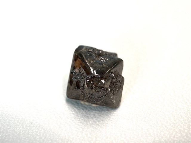 Diamant - 5.47 carat carat natuurlijke ruwe diamant - oktaeder vorm - afbeelding 3 van  5