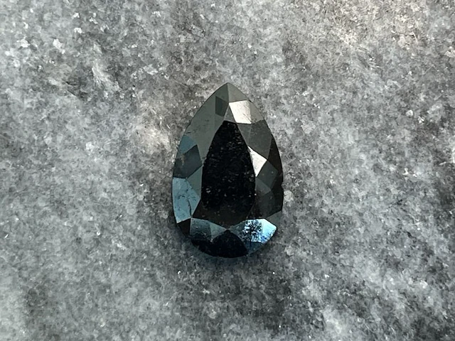 Diamant - 5.48 carat natuurlijke zwarte diamant - afbeelding 1 van  5