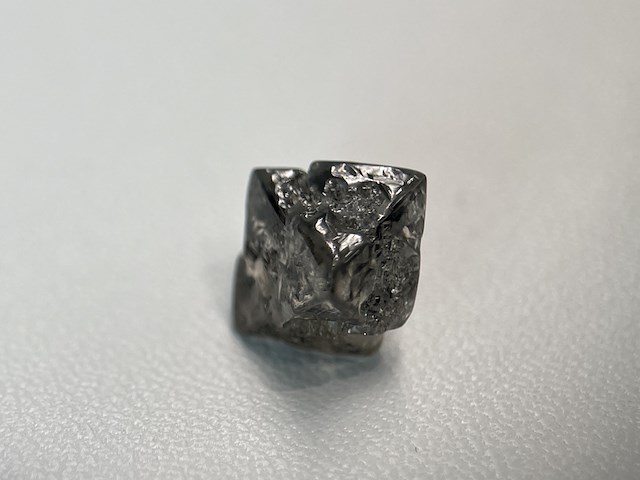 Diamant - 6.21 carat carat echte ruwe diamant - oktaeder vorm - afbeelding 2 van  3