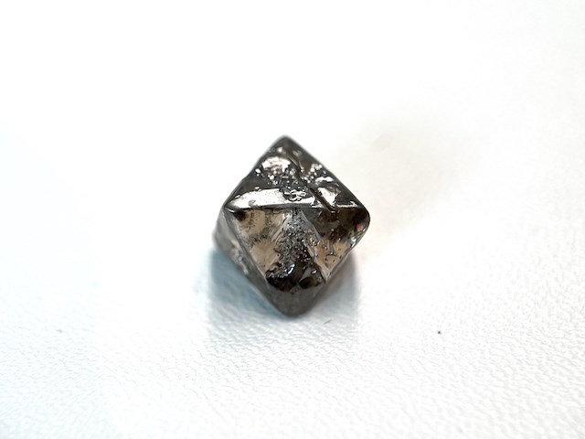 Diamant - 7.02 carat carat natuurlijke ruwe diamant - oktaeder vorm - afbeelding 1 van  3
