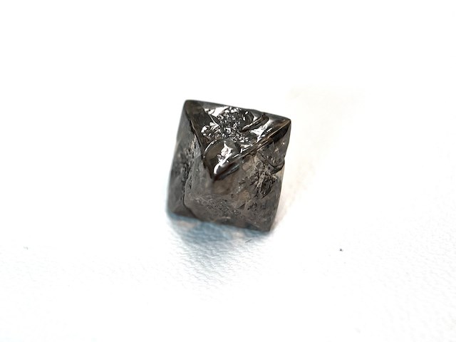 Diamant - 7.02 carat carat natuurlijke ruwe diamant - oktaeder vorm - afbeelding 2 van  3