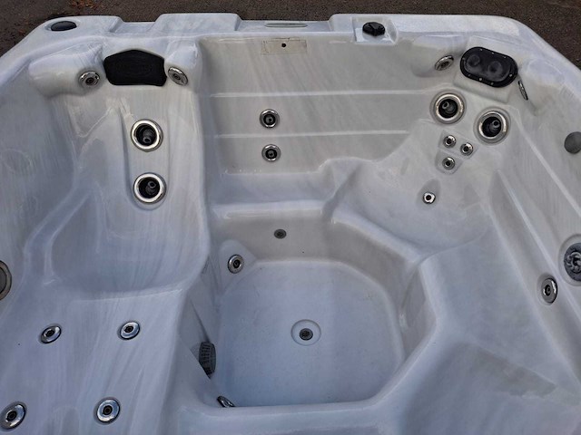 Diamante spa 6 persoons jacuzzi en buitenspa - afbeelding 17 van  30