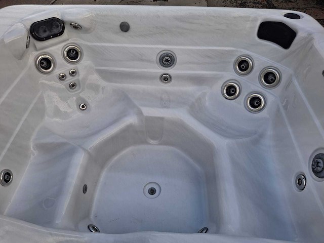 Diamante spa 6 persoons jacuzzi en buitenspa - afbeelding 26 van  30