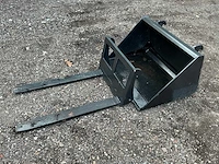Dichte bak 770mm en lepelbord 550mm ongebruikt voorzetapparatuur