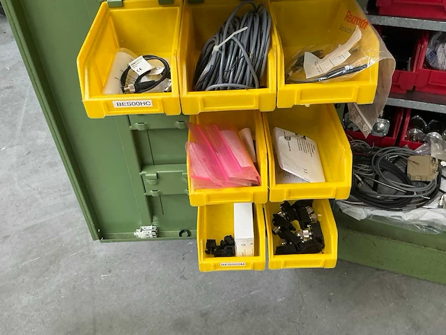 Dick magazijnkast met inhoud - afbeelding 9 van  12