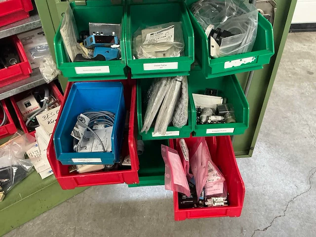 Dick magazijnkast met inhoud - afbeelding 11 van  12