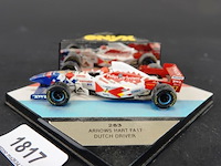 Die-cast schaalmodel van de onyx 283 arrows hart fa17 bestuurd door de nederlandse coureur jos verstappen tijdens de braziliaanse grand prix van 1996 - afbeelding 1 van  5
