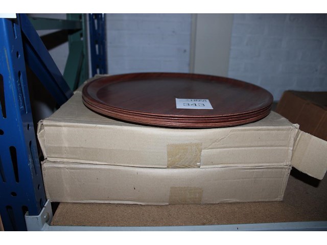 Dienbladen met doorsnede 43 cm. ca. 25 stuks. - afbeelding 1 van  2