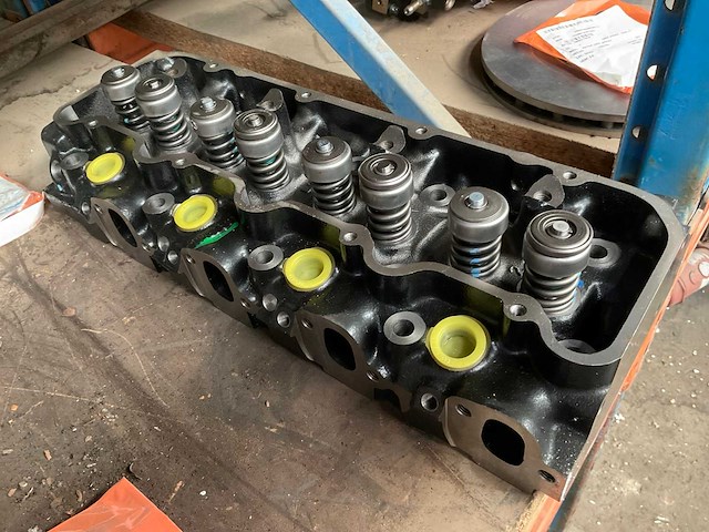 Diesel engine cylinder head - afbeelding 1 van  4