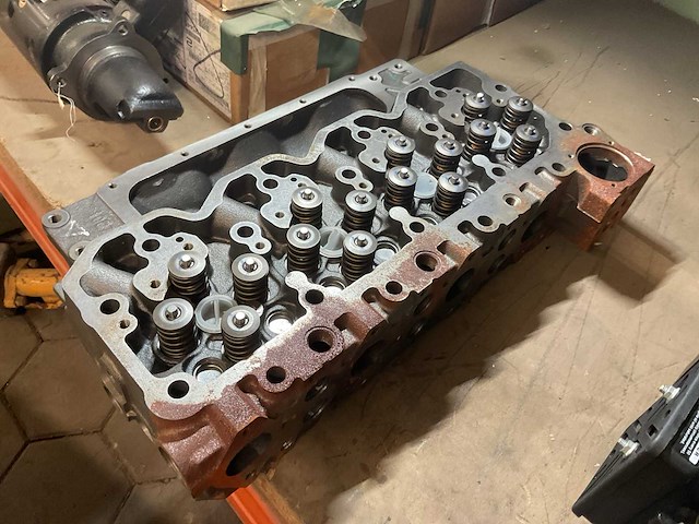 Diesel engine cylinder head - afbeelding 1 van  4
