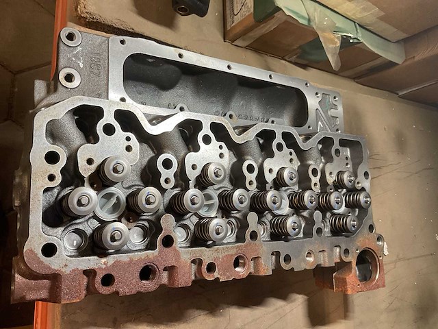 Diesel engine cylinder head - afbeelding 2 van  4