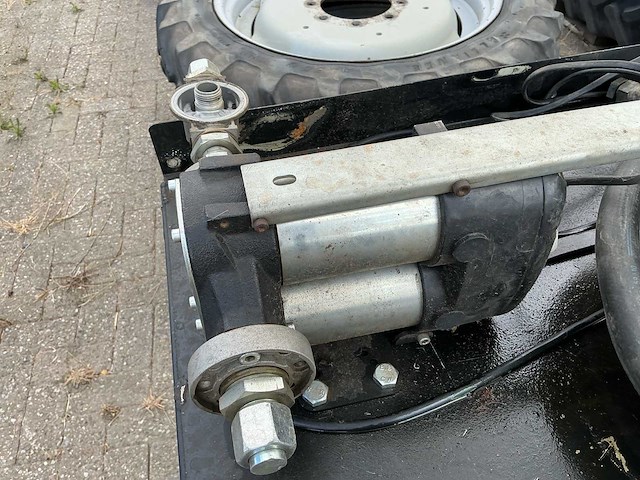 Diesel tank met pomp, verlichting en vulmondstuk - afbeelding 2 van  4