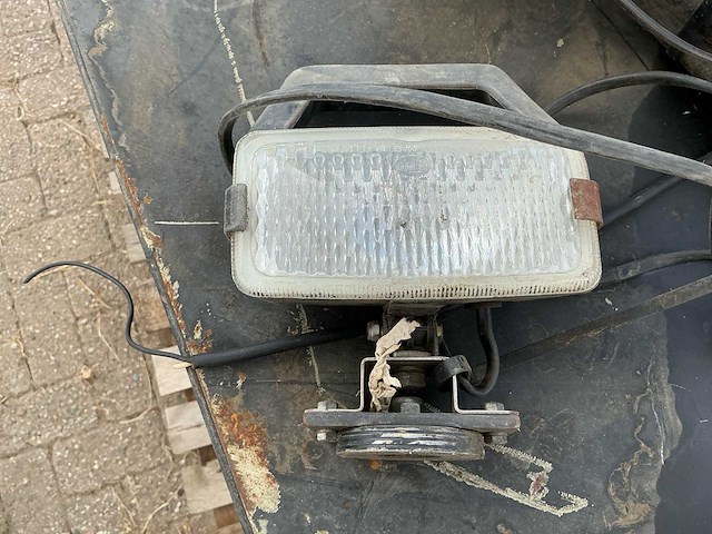 Diesel tank met pomp, verlichting en vulmondstuk - afbeelding 3 van  4