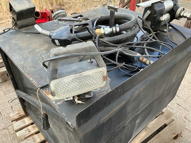 Diesel tank met pomp, verlichting en vulmondstuk - afbeelding 4 van  4