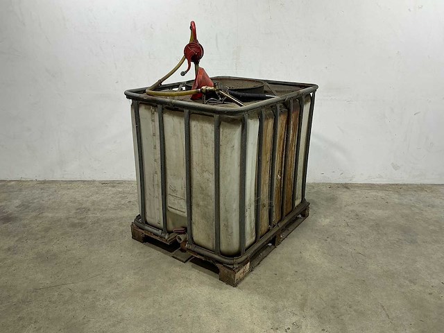 Dieselvat met pomp - afbeelding 1 van  6