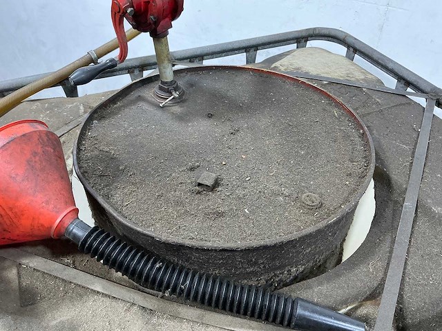 Dieselvat met pomp - afbeelding 4 van  6