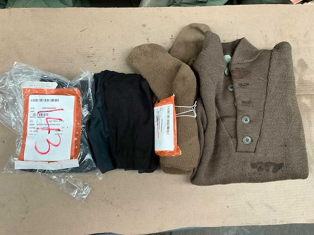 Different clothing - afbeelding 2 van  2