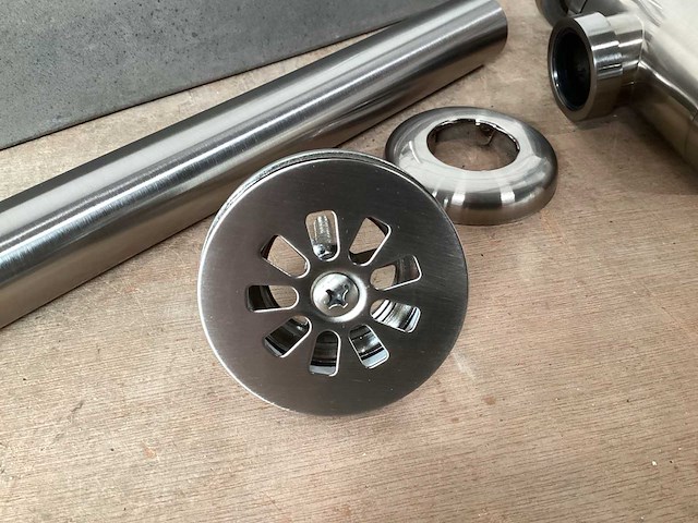 Differnz ethan toiletfontein met mat rvs garnituur, complete set - afbeelding 5 van  7