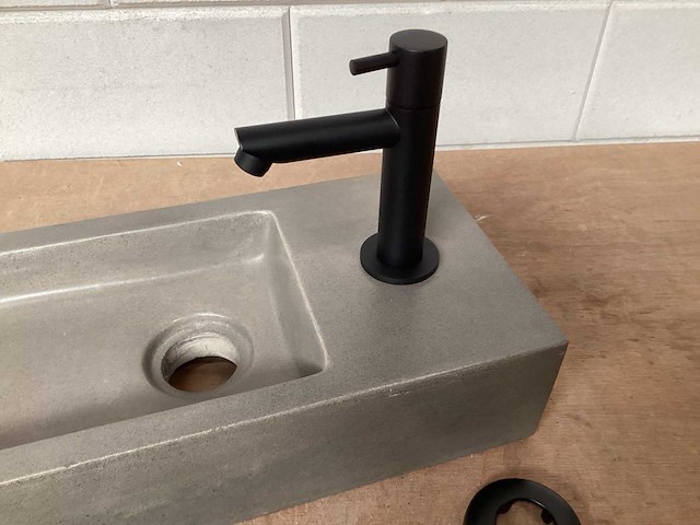 Differnz ethan toiletfontein met matzwart garnituur, complete set - afbeelding 2 van  6