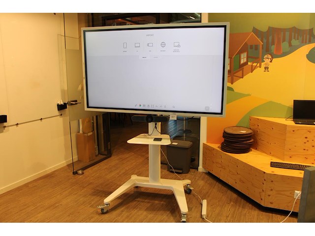 Digiboard samsung flip pro model lh65wmr wbgcxen versie ca02. op verrijdbaar statief met logitech meetup co... - afbeelding 1 van  4