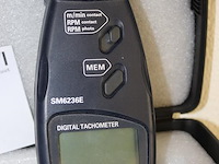 Digitale tachometer. - afbeelding 2 van  2