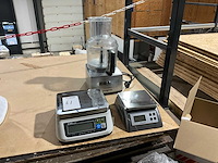 Digitale weegschaal en keukenrobot (2x) - afbeelding 1 van  4