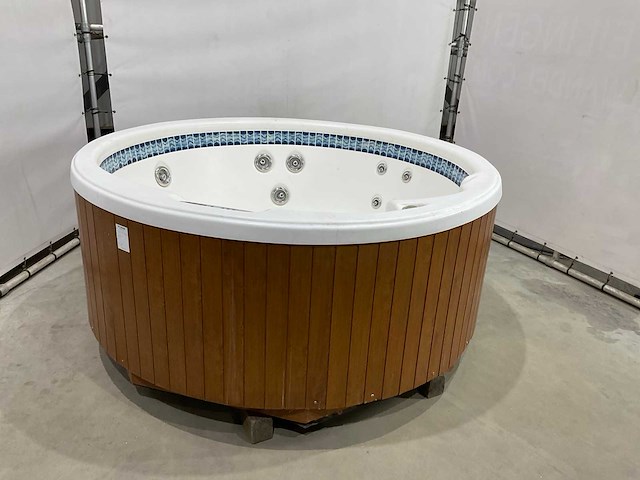 Dimension one - arena - jacuzzi - afbeelding 11 van  16