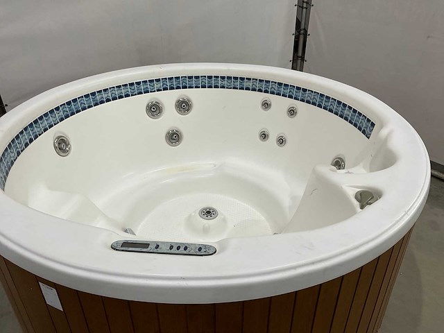 Dimension one - arena - jacuzzi - afbeelding 12 van  16