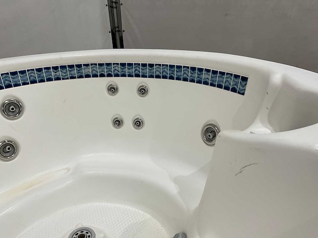 Dimension one - arena - jacuzzi - afbeelding 14 van  16