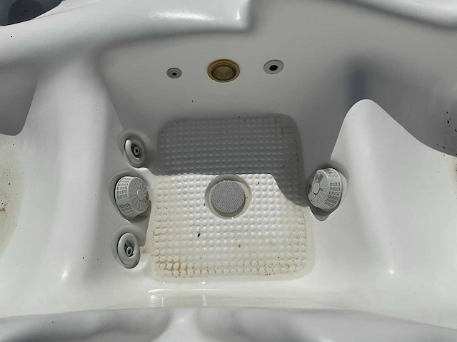 Dimension one - priad - jacuzzi - afbeelding 1 van  11