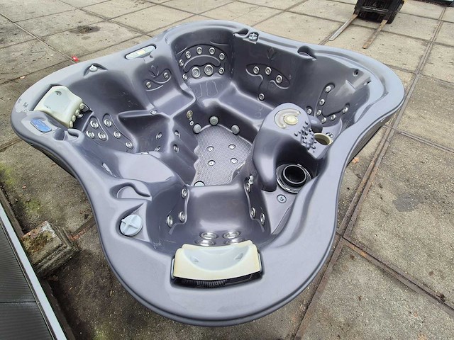 Dimension one 6 persoons jacuzzi en buitenspa - afbeelding 27 van  29
