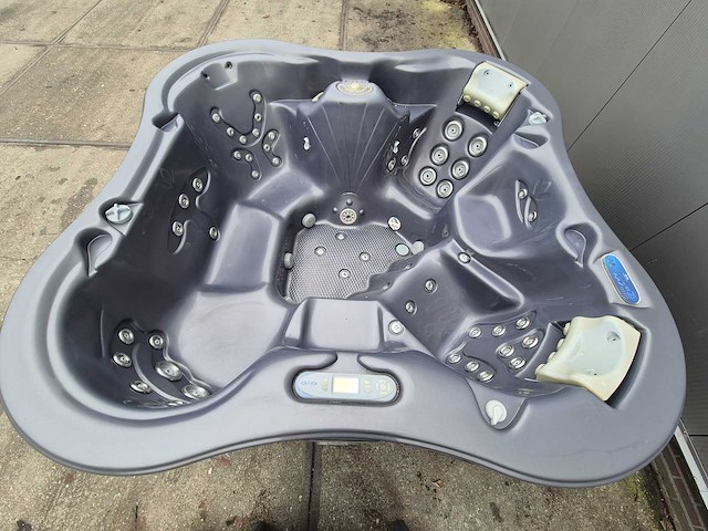 Dimension one 6 persoons jacuzzi en buitenspa - afbeelding 1 van  21