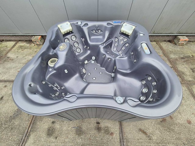 Dimension one 6 persoons jacuzzi en buitenspa - afbeelding 18 van  21