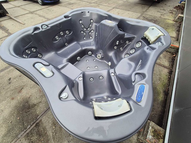 Dimension one 6 persoons jacuzzi en buitenspa - afbeelding 17 van  31