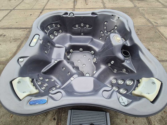 Dimension one 6 persoons jacuzzi en buitenspa - afbeelding 27 van  31